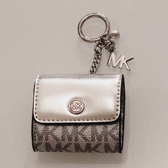 NWT Michael Kors MK Jet Set Travel Airpod Earpod Case Coinpurse Keychain Silver - Picture 2 of 8